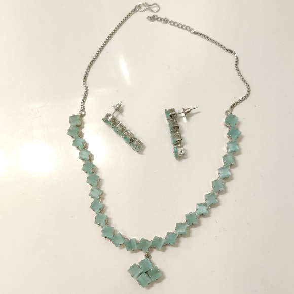 Light green choker necklace and earrings set with green stone jewels - Picture 4 of 8